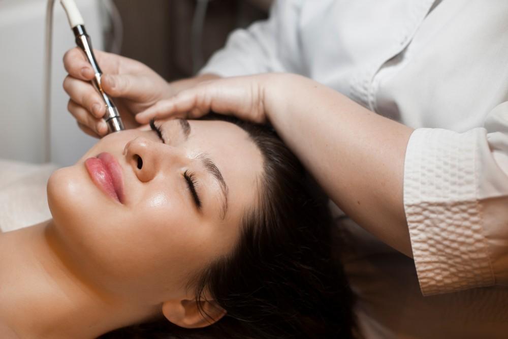Learn how to find the Best Facial Rejuvenation Surgeon near you by checking experience, reviews, safety standards, and proven results.